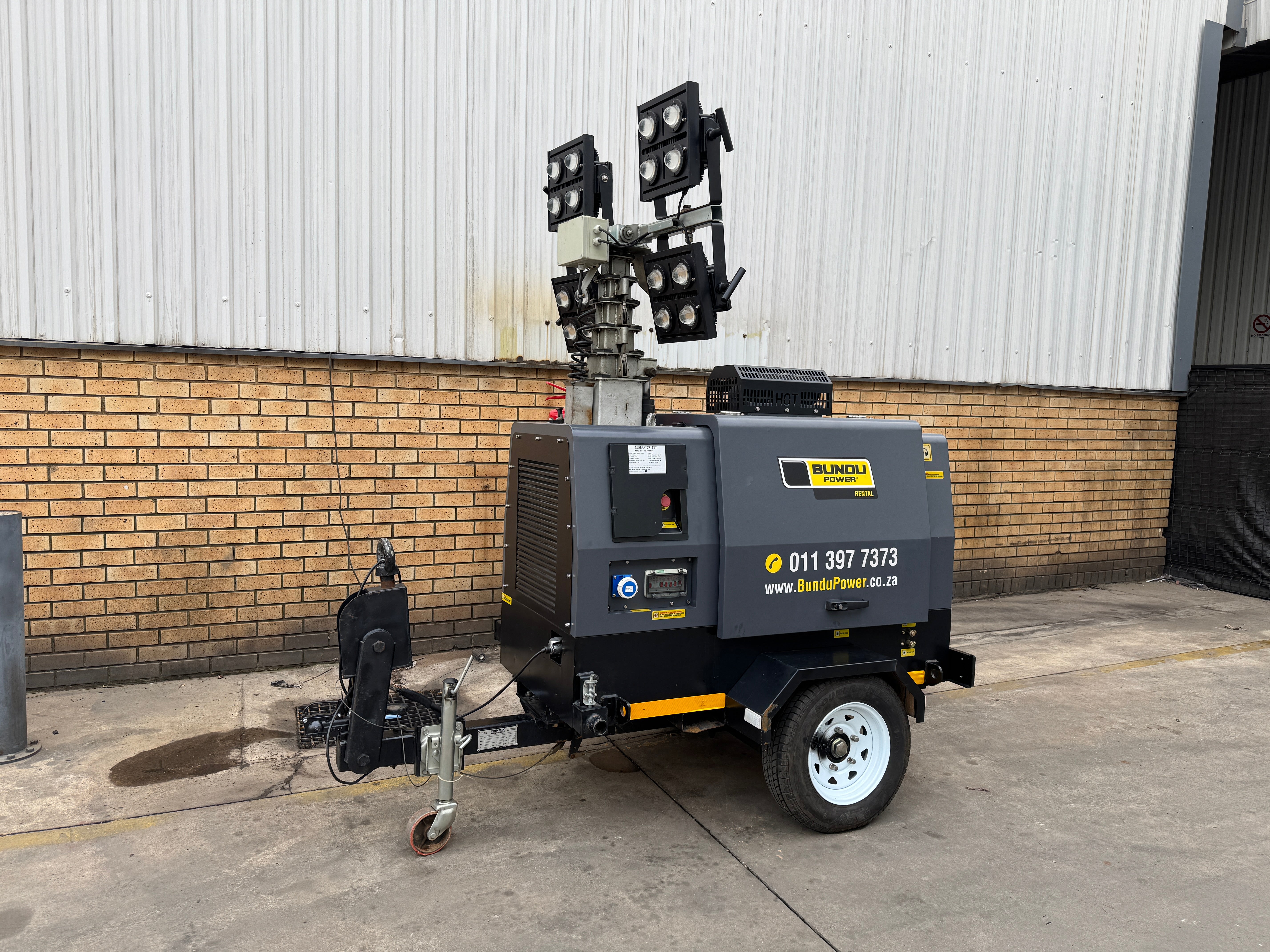 7m Mobile Lighting Tower with hydraulic mast and 4x300W LED lights in deployed position